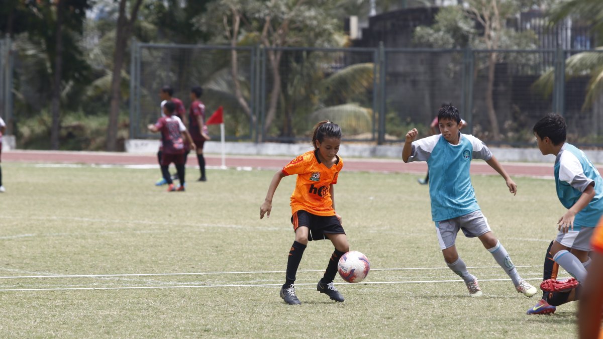 Ayleen Albán (i), del Elvia María, domina el balón en el compromiso ante Naranjal, donde el club de la pequeña cayó por 1-0.