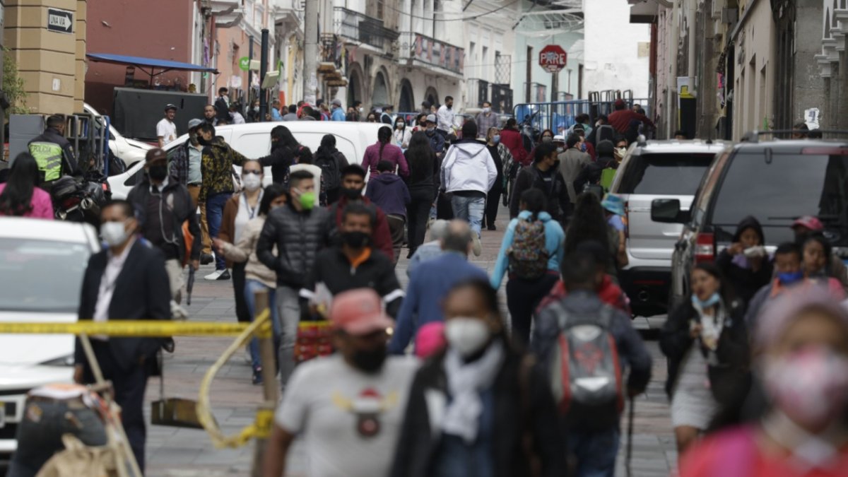 Movimiento. Mientras los mercados y centros comerciales del Centro Histórico lucen vacíos, las calles están abarrotadas de vendedores informales que ofrecen diversidad de productos.