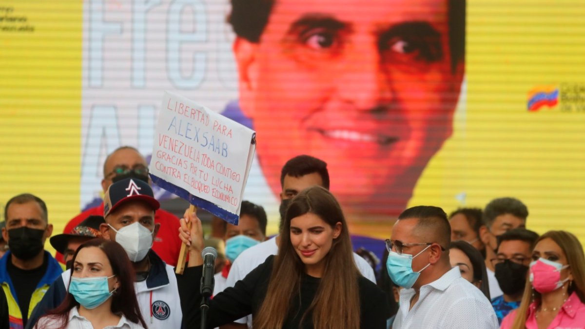 Venezuela. La esposa de Saab, Camila Fabri, participa de una manifestación para rechazar la extradición de su marido.