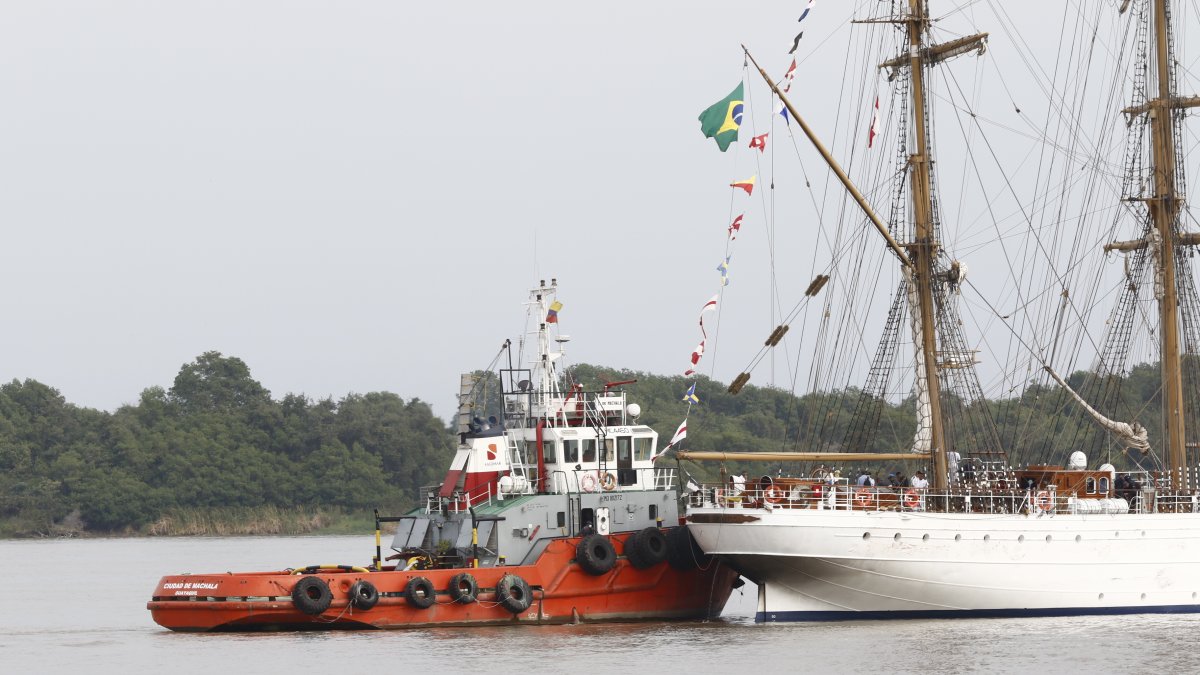 Soporte. Momento en el que la embarcación fue remolcada por segunda vez. En la primera el remolque se viró y el velero se fue contra el puente peatonal a Santay.