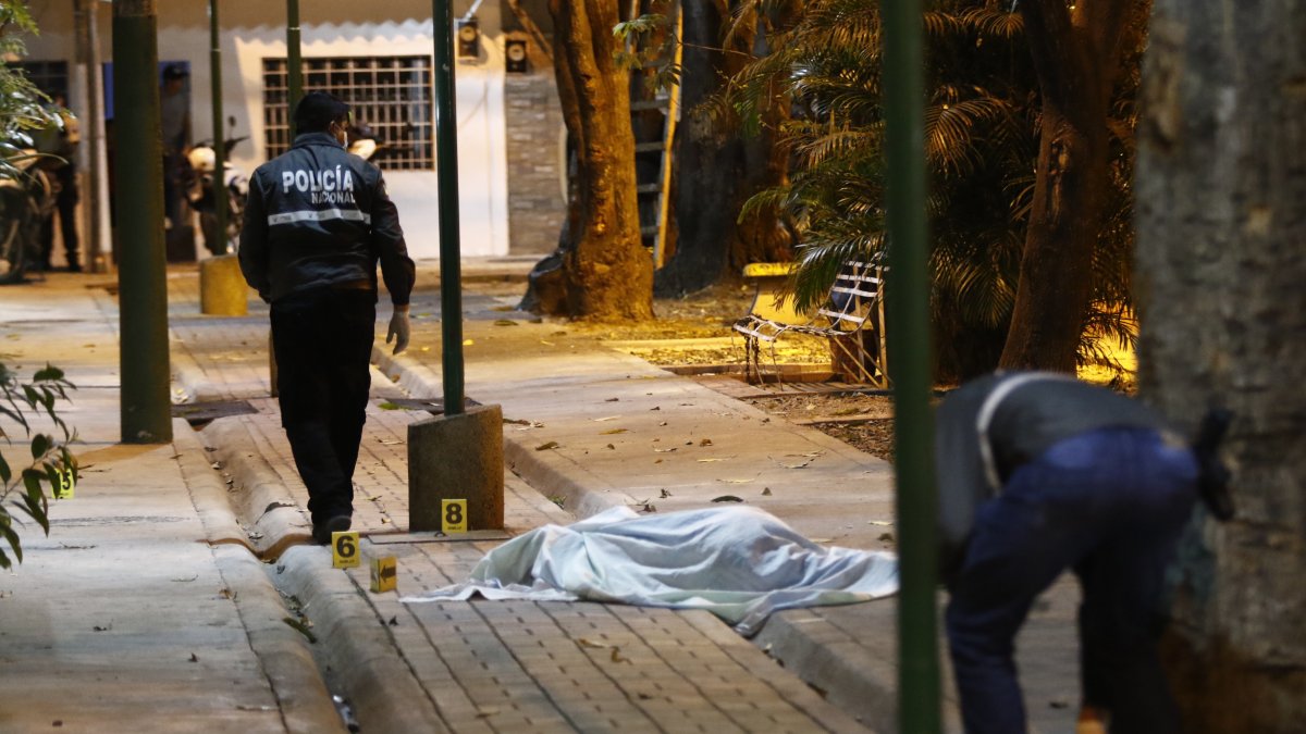 El cadáver quedó a un costado de un parque, en la manzana 334 de la ciudadela Sauces 6, norte de Guayaquil.