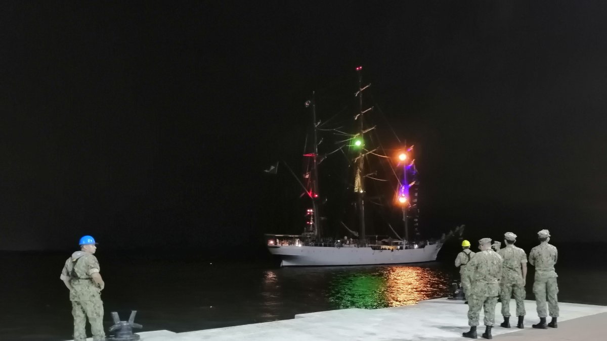 El Buque de la Armada Cisne de Branco está en el Malecón 2000 para ser arreglado después del choque con el puente peatonal a Santay.