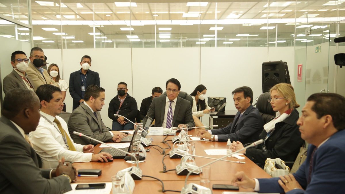 La Comisión de Fiscalización sesiona para avanzan en el juicio político al exministro René Ortiz.