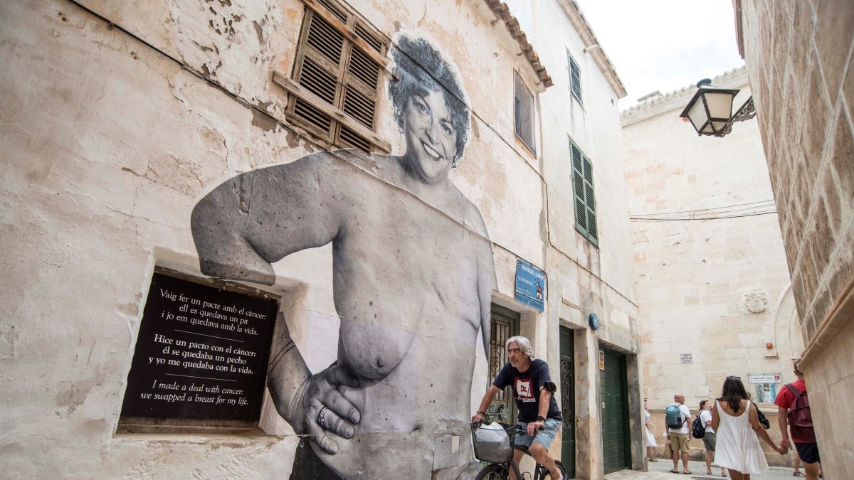 Instalación mural en Menorca haciendo referencia al cáncer de mama.