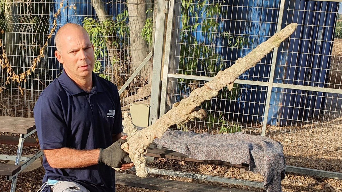 Nir Distelfeld, inspector de la Unidad de Prevención de Robos de la Autoridad de Antigüedades de Israel, posa con la espada hallada en el mar Mediterráneo.
