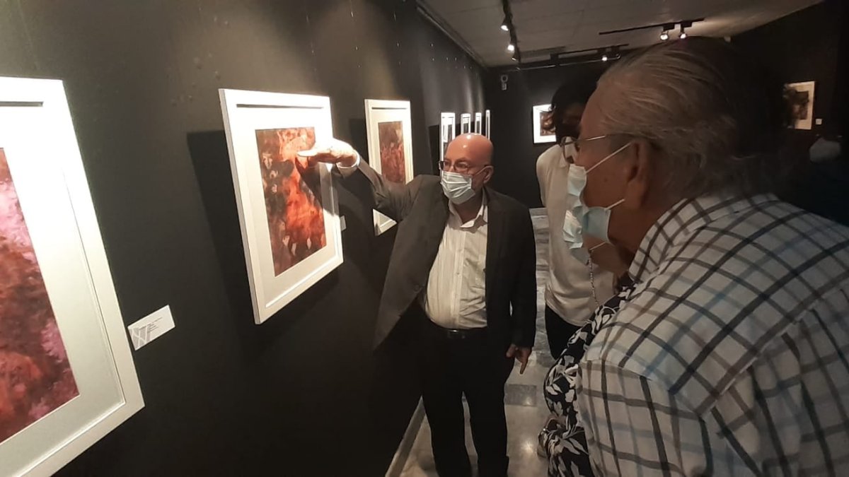 Roberto Jiménez dialoga con el público sobre el sentido de sus obras.