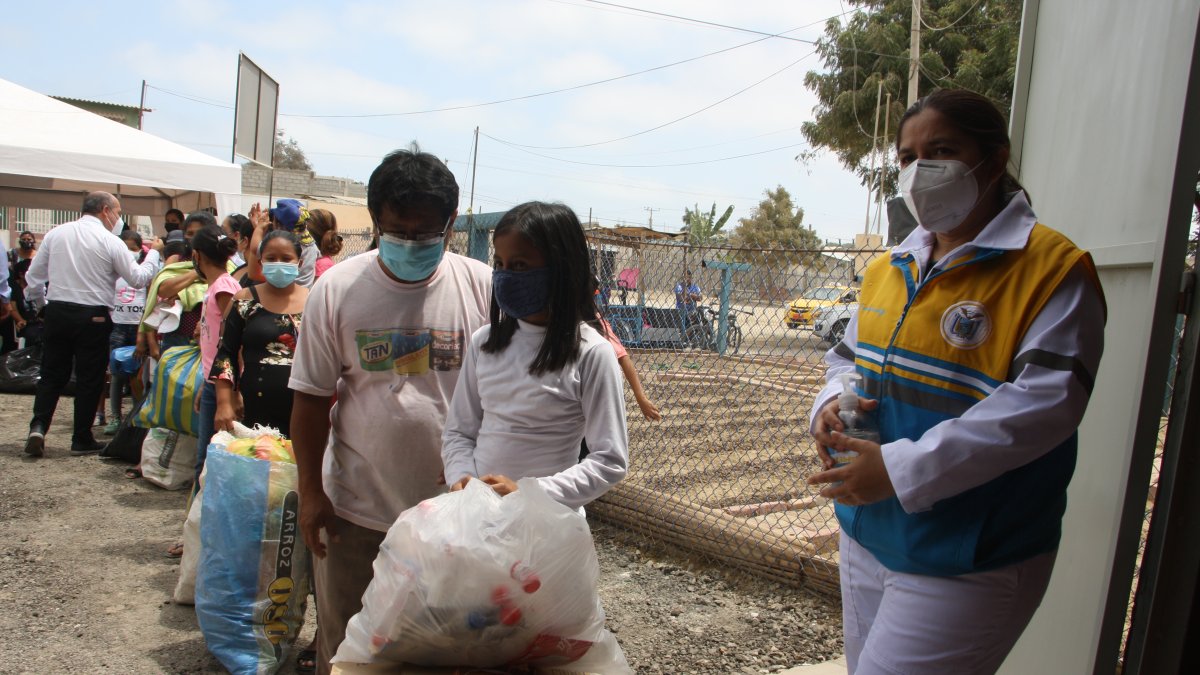 Proceso. Los desechos que se intercambian deben llegar clasificados. Luego, se los pesa y se hace el trueque, que incluye además ropa y frutas