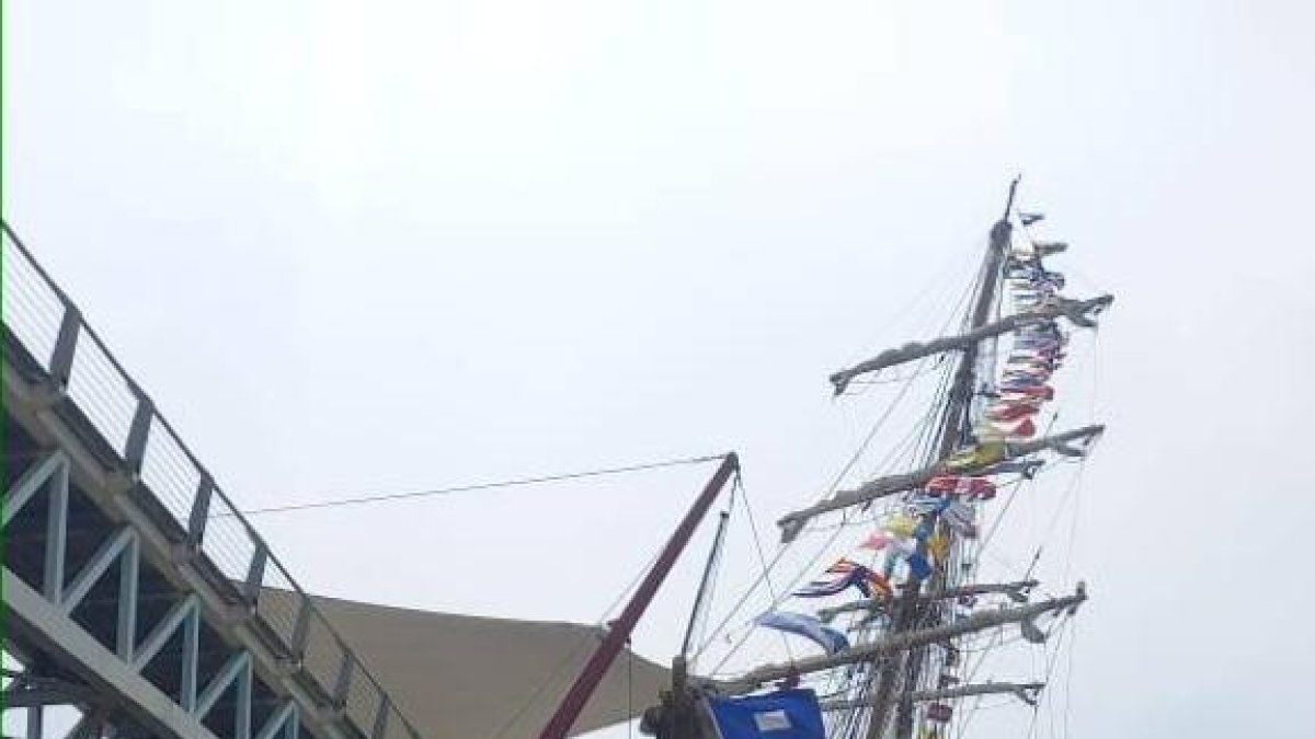 El buque de la armada de Brasil, Cisne Branco, se impactó el martes 18 de octubre contra el puente peatonal a Santay.