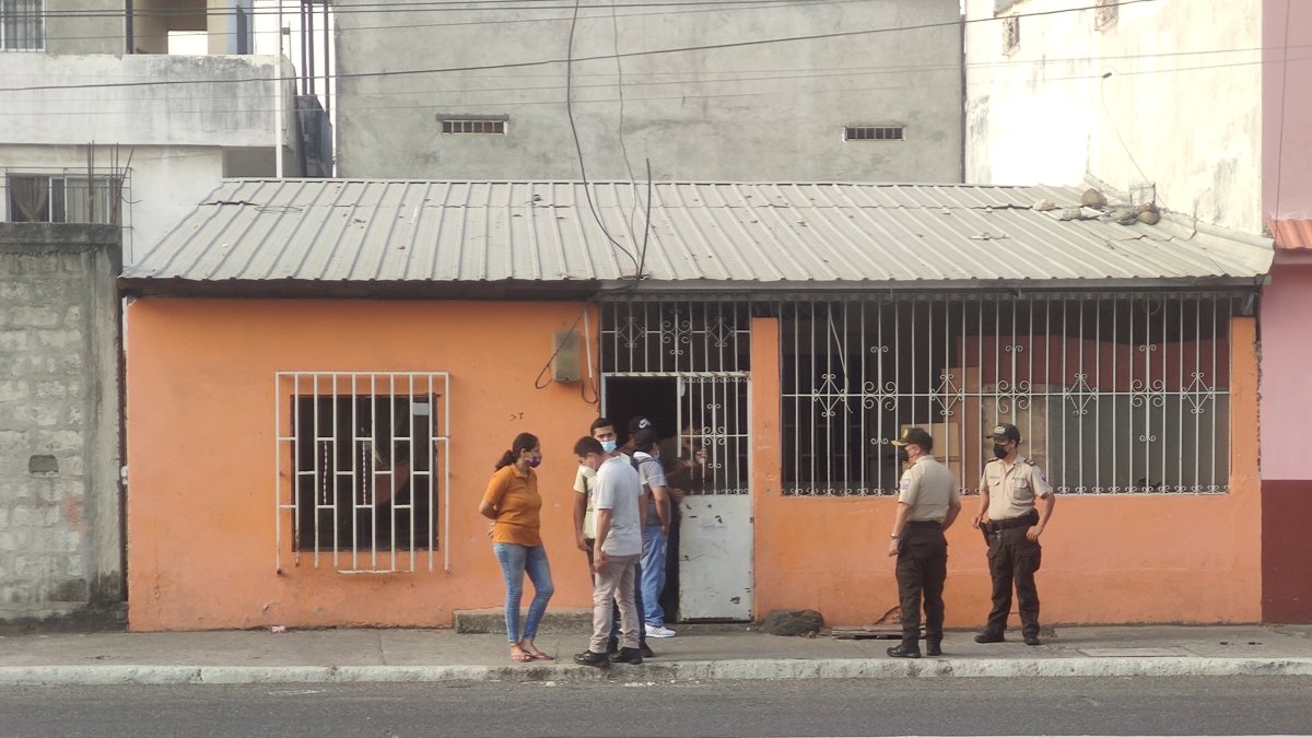 Al domicilio llegaron policías para investigar lo ocurrido. La víctima se encuentra en una casa de salud.