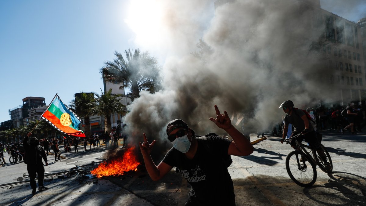 La violencia fue notoria en diferentes lugares de Chile y los disturbios a la orden del día.  Alberto Valdes / EFE