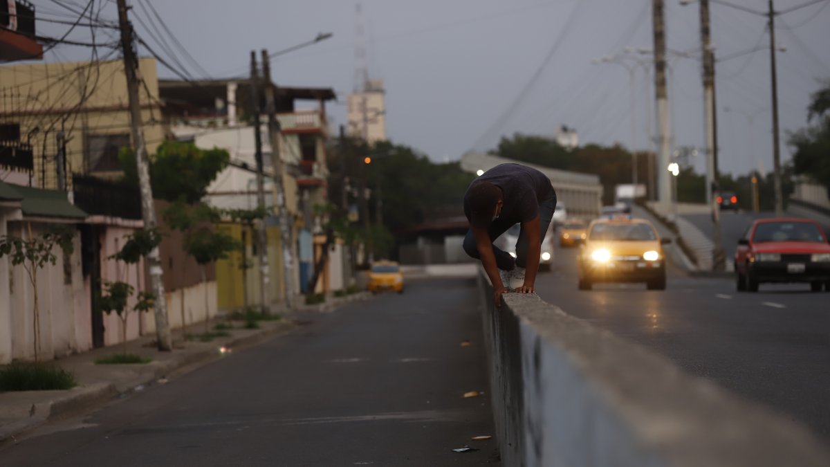 Infracción. Estas escenas se dan a diario y a cualquier hora del día. La gente, buena y con vicios o malas intenciones solo salta el muro e ingresa a la ciudadela Ferroviaria.