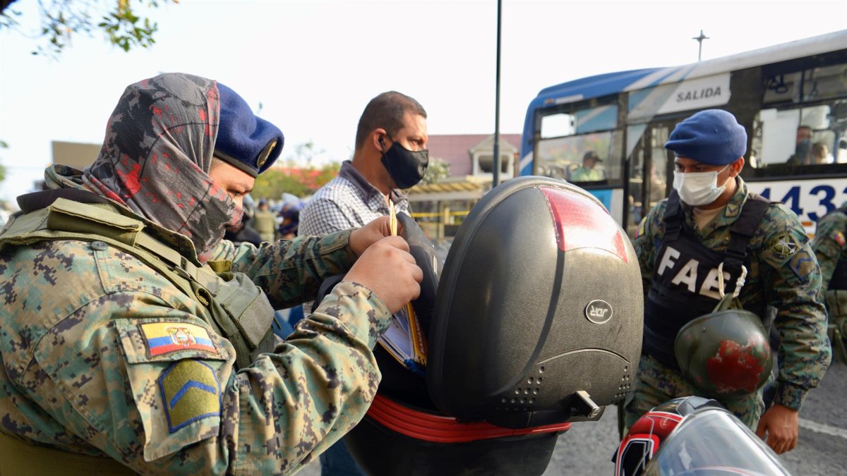 Integrantes de Las Fuerzas Armadas de Ecuador realizan hoy operativos de control en la ciudad de Guayaquil (Ecuador).