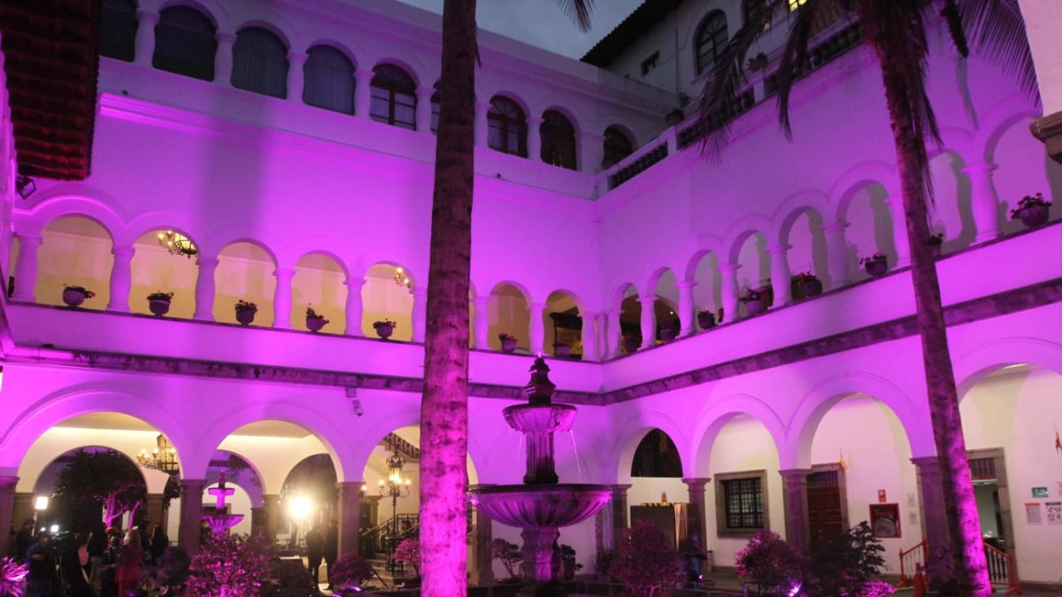 La presidencia realizó el encendido de luces por el Día Mundial en la Lucha contra el Cáncer de Mama