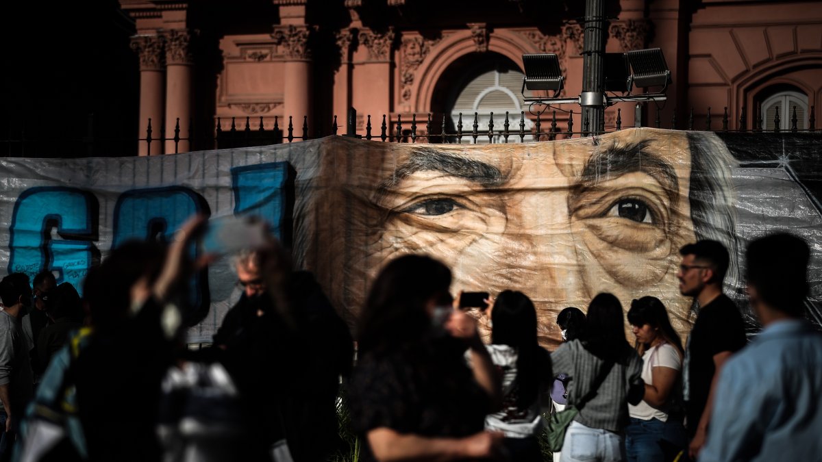La mascarilla en espacios públicos deja de ser obligatoria en Buenos Aires
Personas caminan frente a la estación ferroviaria de Constitución protegidos con mascarillas, en Buenos Aires, en una fotografía de archivo.
