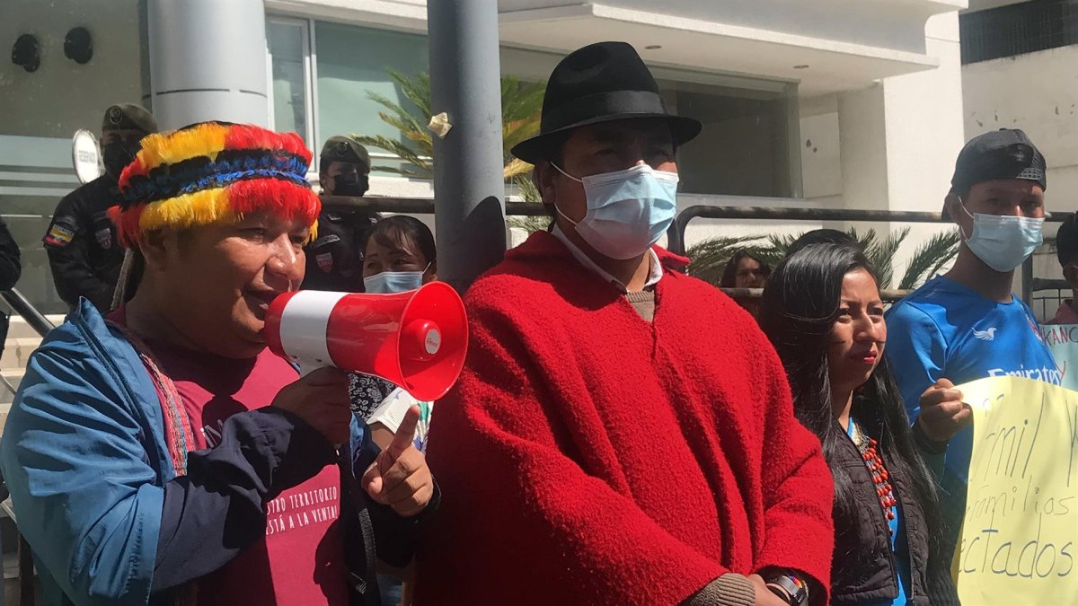 Los líderes indígenas Marlon Vargas y Leonidas Iza hablan durante una manifestación ante la Corte Constitucional, hoy en Quito (Ecuador).
