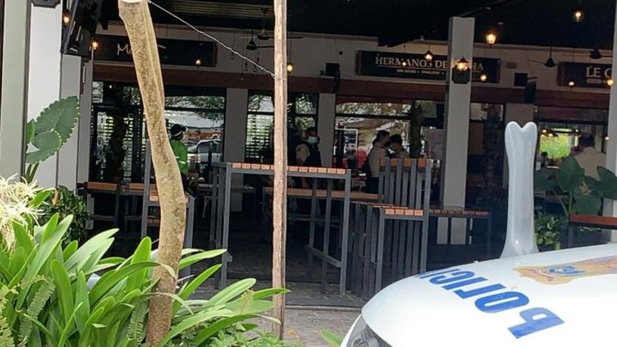 La Policía llegó al sitio para resguardar el establecimiento.