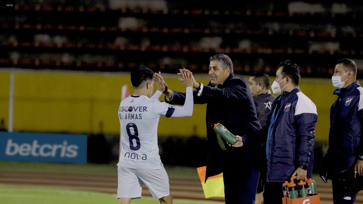 La Universidad Católica del técnico Santiago Escobar está al acecho del liderato de la segunda etapa.