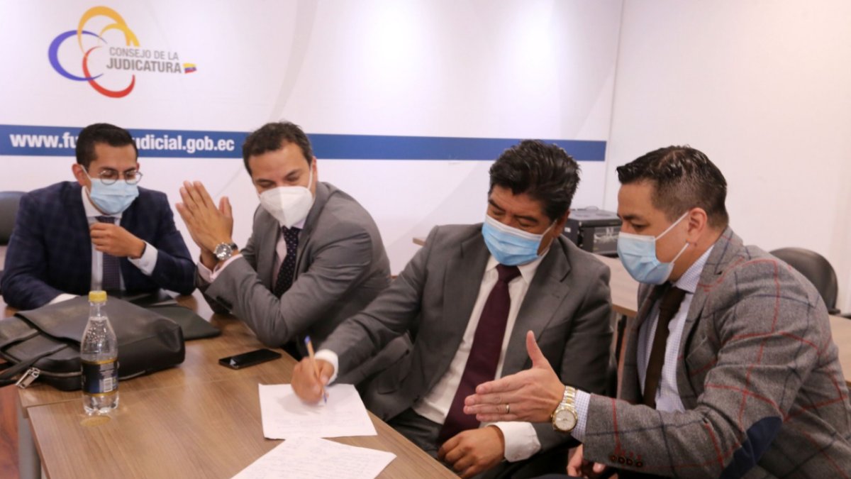 Coordinación. Jorge Yunda en medio de sus abogados Édgar Molina y Marcelo Icaza, antes de su testimonio.