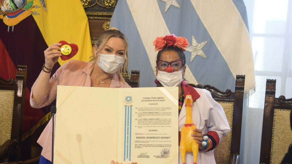 Momento en el que Raquel Rodríguez recibió el reconocimiento.