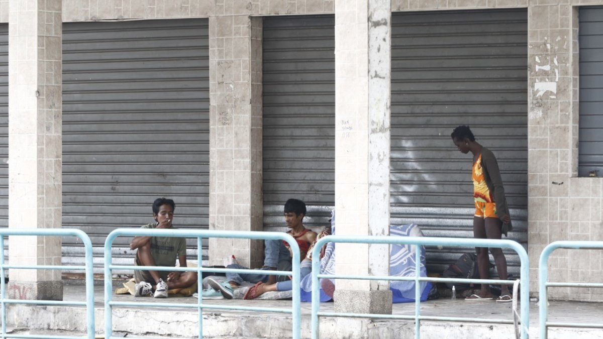 Escenas. A diario, se observan escenas como muestra la gráfica, de consumidores de sustancias en cualquier sitio de la ciudad a la vista de todos.