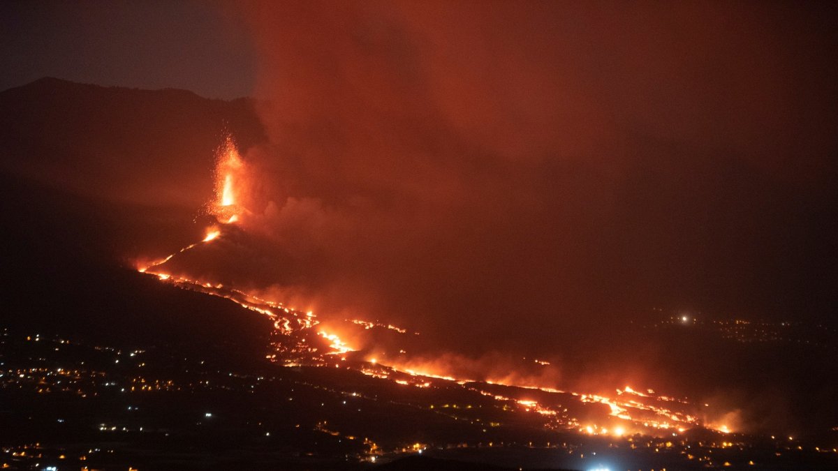 Los confinamientos se llevarán a cabo una vez que esa colada llegue al mar, falta poco. 
Miguel Calero / EFE