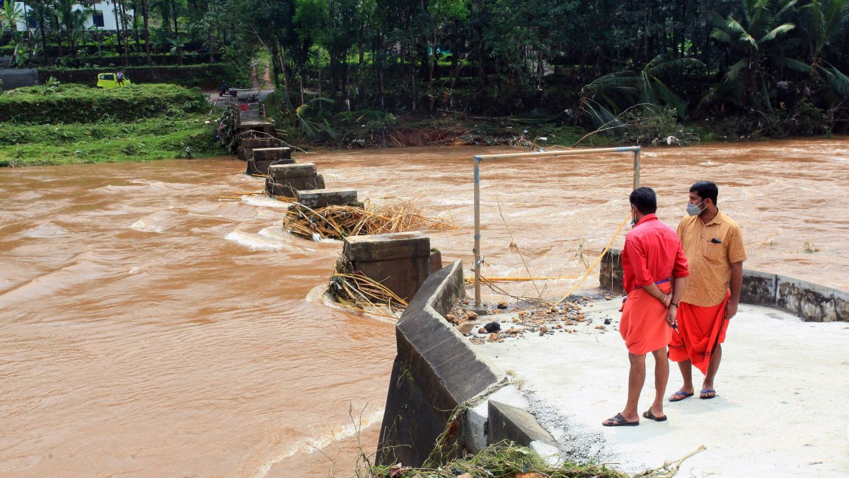 Las lluvias han provocado una serie de desastres y pérdidas de vidas humanas en la India y Nepal. EFE/ EPA/R VIJAYAN