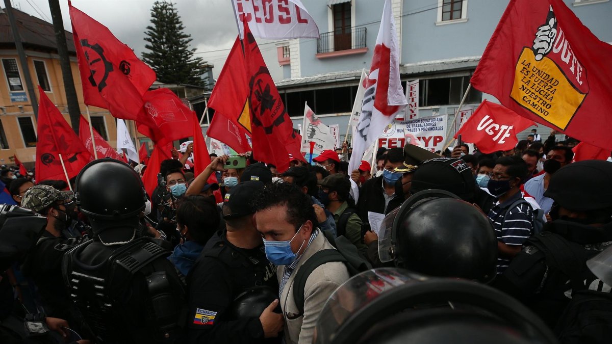 Trabajadores y sindicalistas marchan hoy rumbo a la sede de la Asamblea Nacional, en Quito