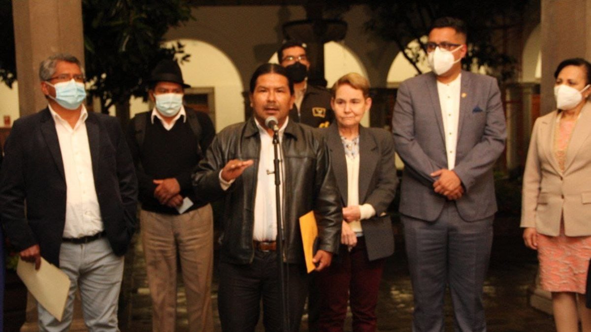 El coordinador de Pachakutik, Marlon Santi, en declaraciones a la prensa en el Palacio de Carondelet.