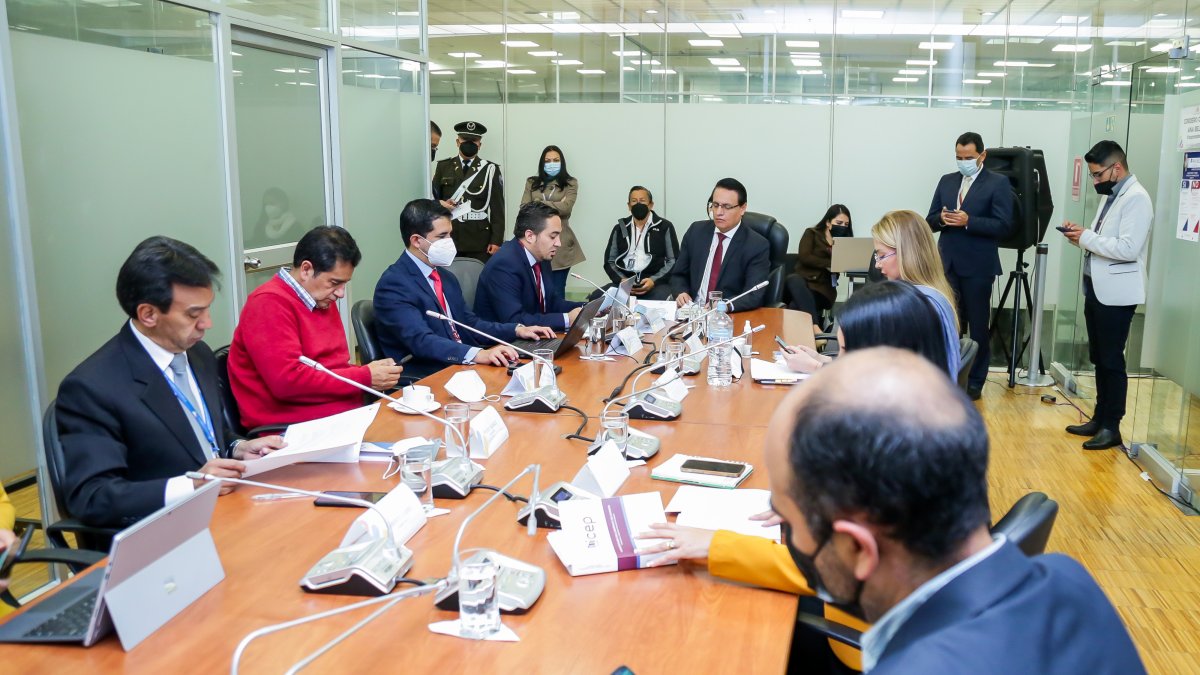 Parte de la Comisión de Fiscalización sesión presencialmente en la sede del Legislativo.