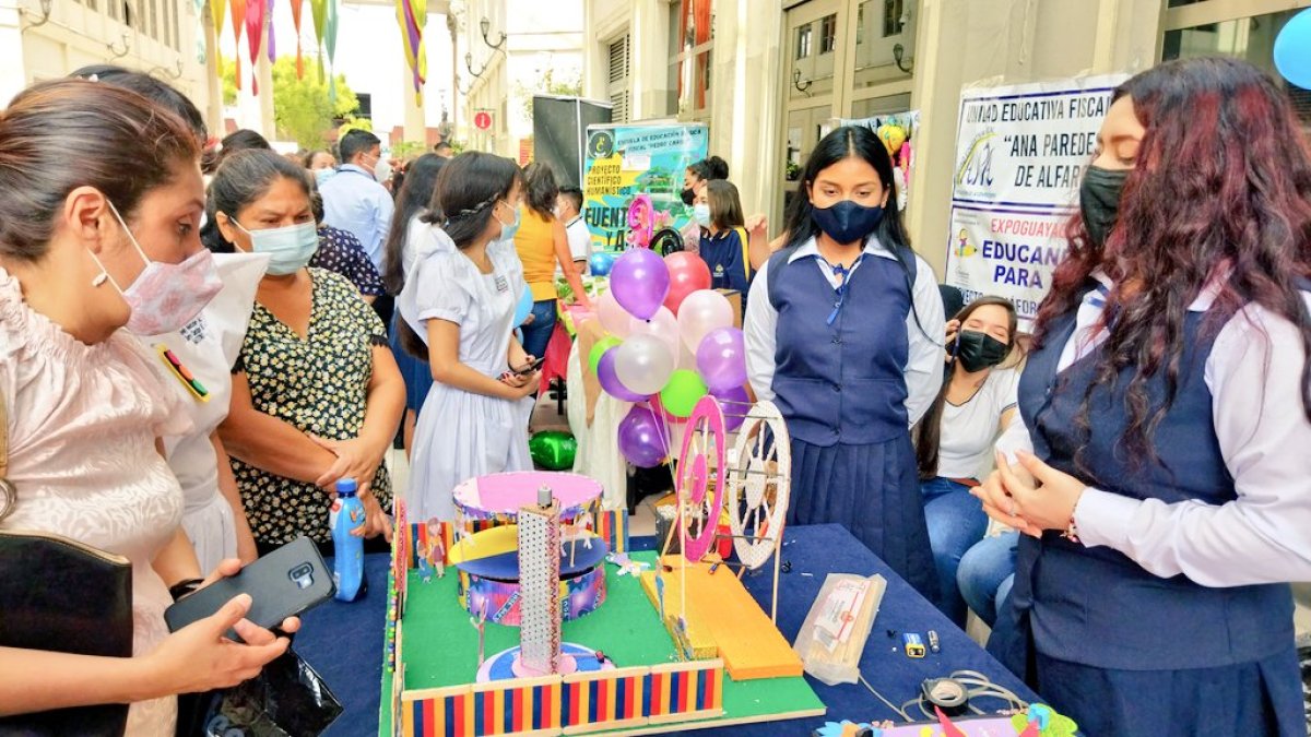 El público observó los proyectos elaborados por los estudiantes.