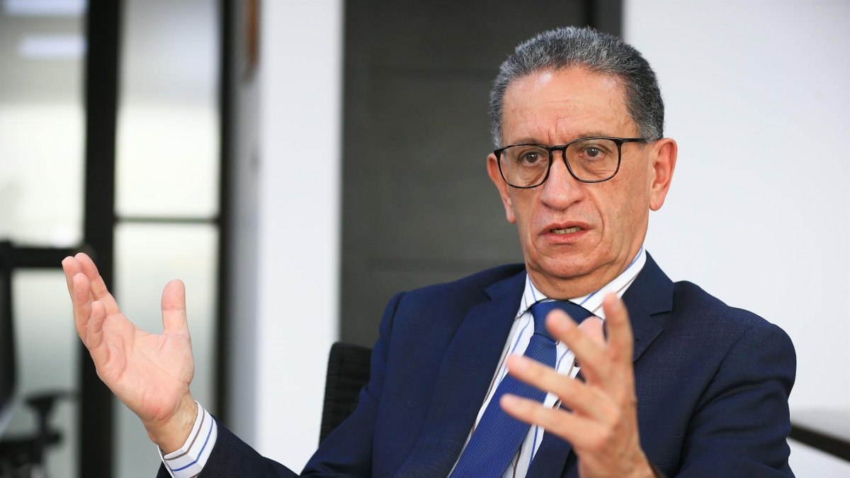 Fotografía de archivo en la que se registró al ministro ecuatoriano de Energía y Recursos Naturales No-Renovables, Juan Carlos Bermeo, durante una entrevista con Efe, en Quito (Ecuador).