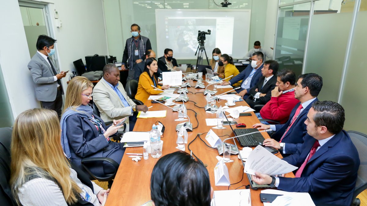 Parte de la mesa de Fiscalización sesionó de manera presencial en la sede legislativa.