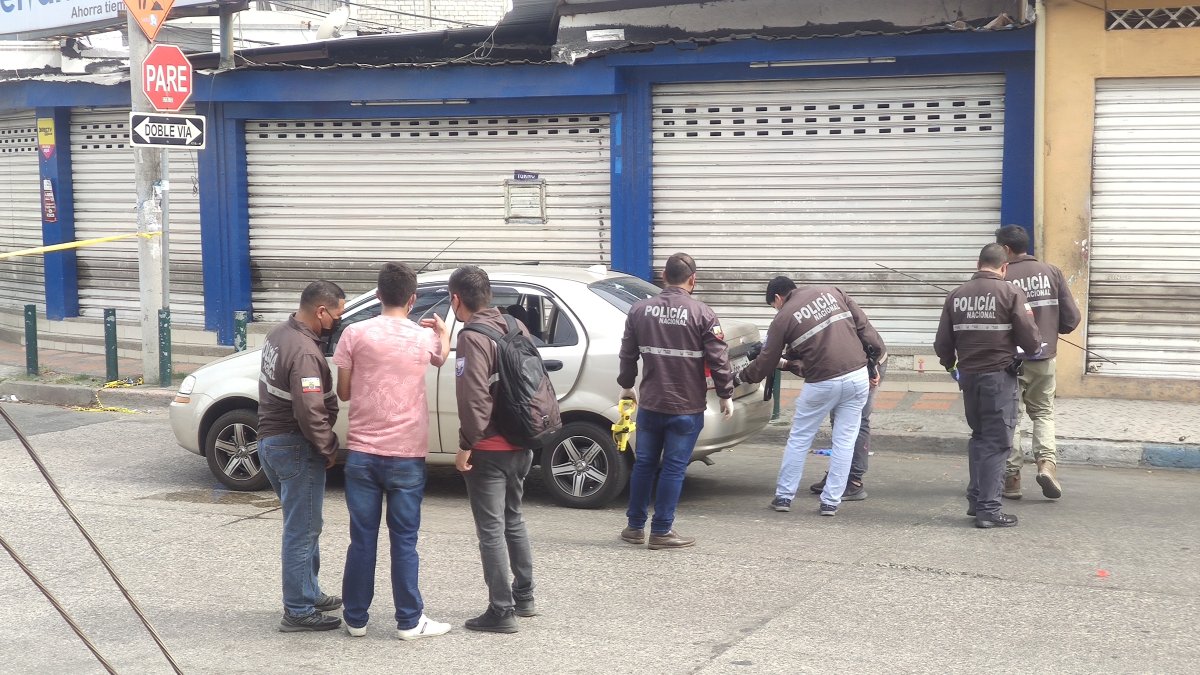 Agentes policiales verificaron indicios dentro del vehículo utilizado por los hampones.