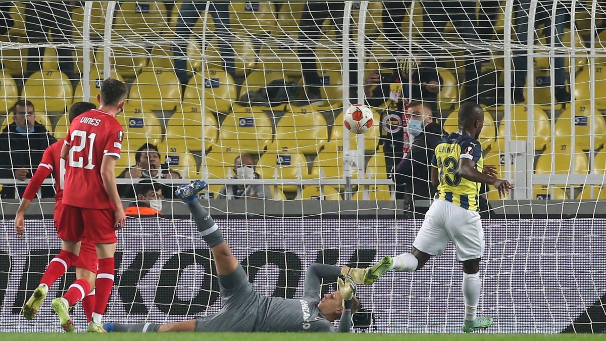 Enner Valencia marcó los dos goles en el empate 2-2 del Fenerbahce.