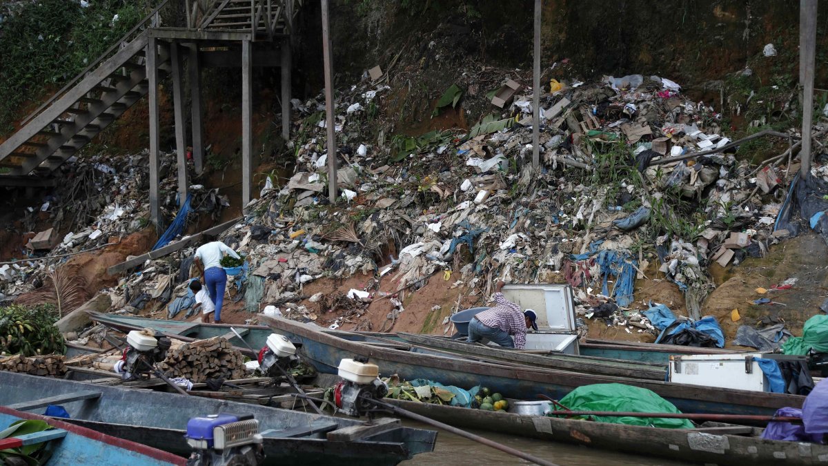 La basura tirada junto a un desagüe en el río Marañón, localidad de San Lorenzo, capital del Datem del Marañón, en la Amazonía de Perú. EFE/ Paolo Aguilar