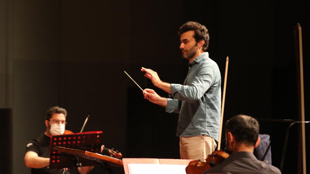 Iñigo Pirfano en un ensayo con la Orquesta Sinfónica de Guayaquil.
