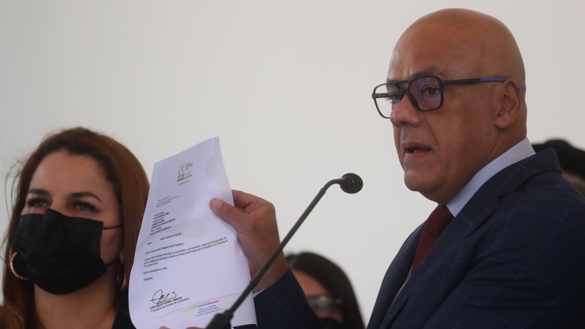 El presidente del Parlamento de Venezuela, Jorge Rodríguez, dijo que se trata de normalizar las relaciones con Colombia. EFE/ Miguel Gutiérrez