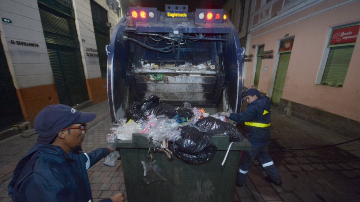 Nocturno. Los camiones de recolección de basura y su personal trabajan por las noches en las avenidas.