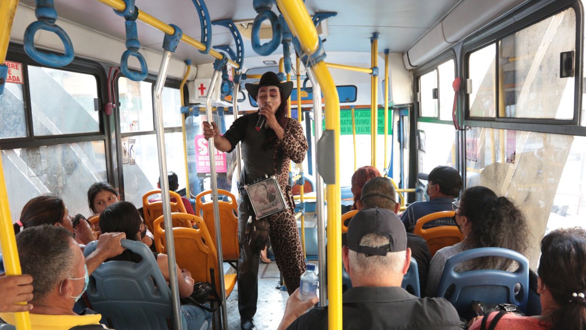 Jornada. Instante en el que trabaja en una unidad de transporte urbano que recorre el centro de Guayaquil.