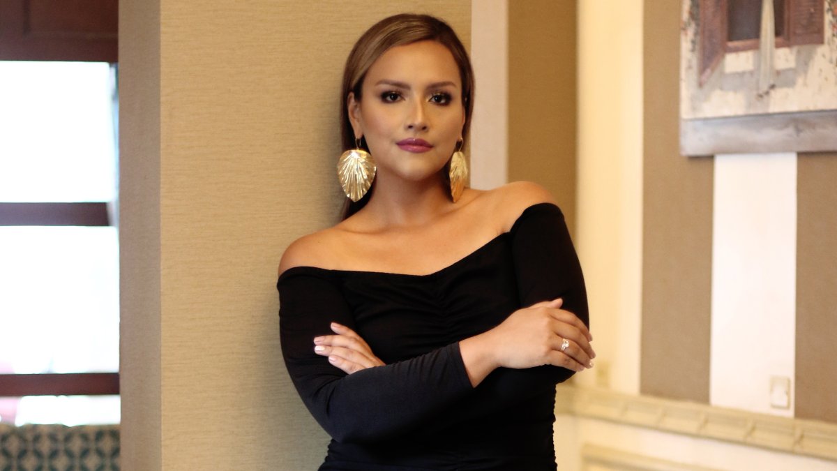 Tiene 33 años y a los 20 debutó en la radio.