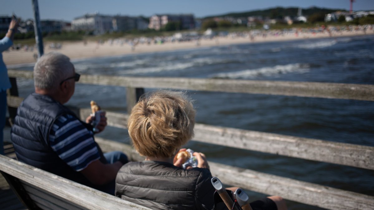Una pareja disfruta del paisaje en la costa alemana del Mar Báltico.