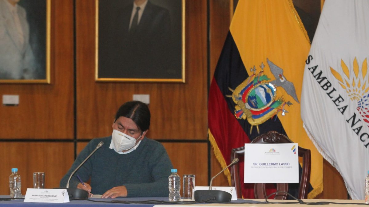 El presidente de la Comisión, José Cabascango, junto a la silla vacía con el nombre del presidente, en esta ocasión bien escrito.