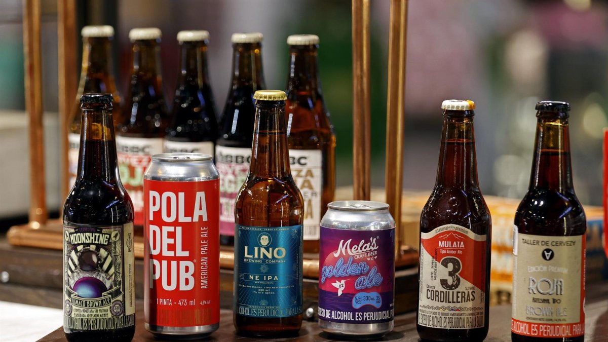 Fotografía de varias cervezas artesanales, el 17 de octubre de 2021, en un supermercado en Bogotá (Colombia).