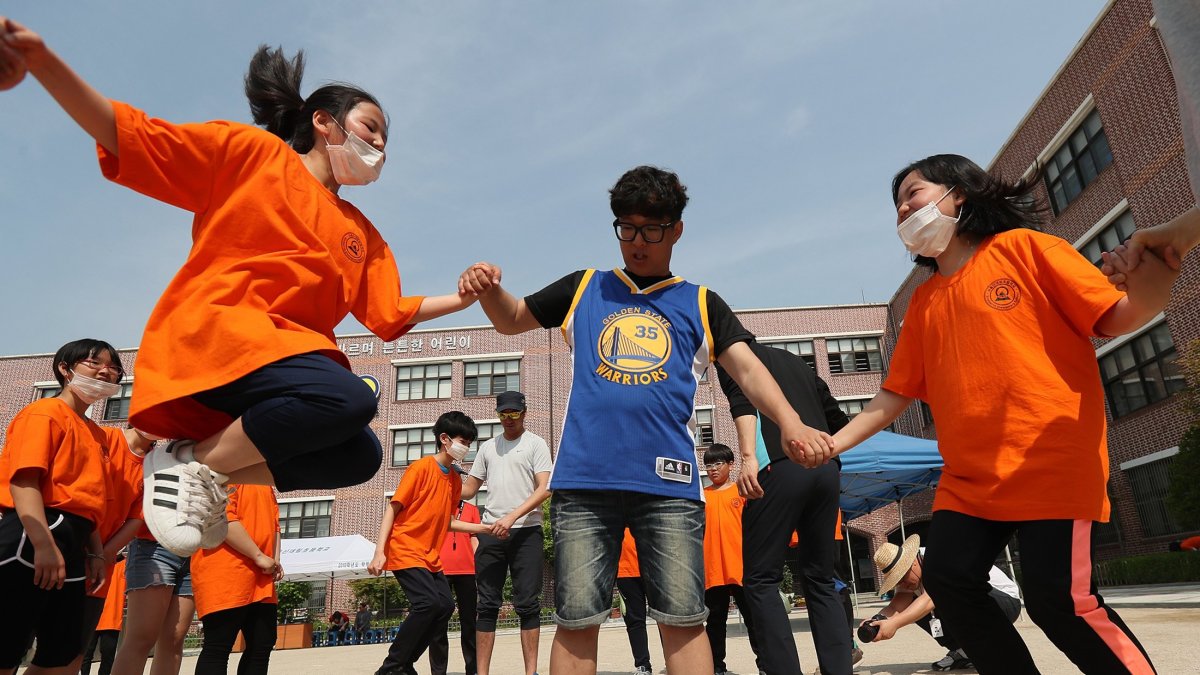 Estudiantes asisten a un evento deportivo de primavera en una escuela primaria en Seúl, en foto de archivo.