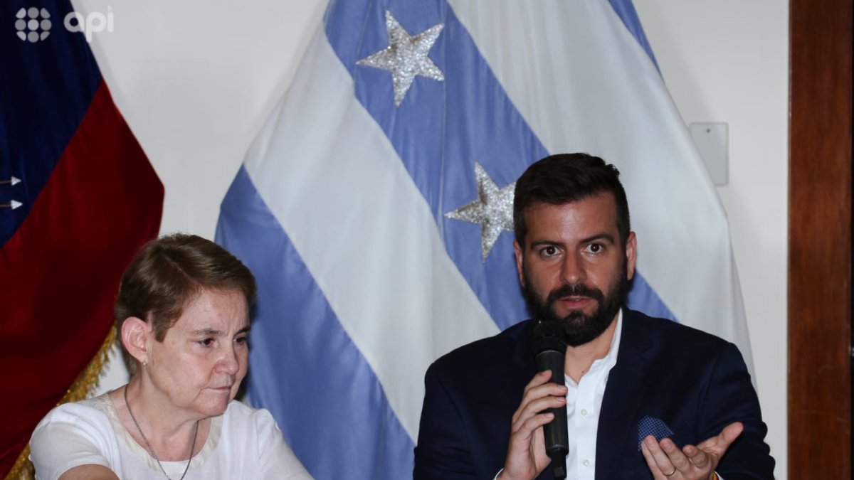 El gobernador Pablo Arosemena, junto a la ministra de Gobierno, Alexandra Vela.
