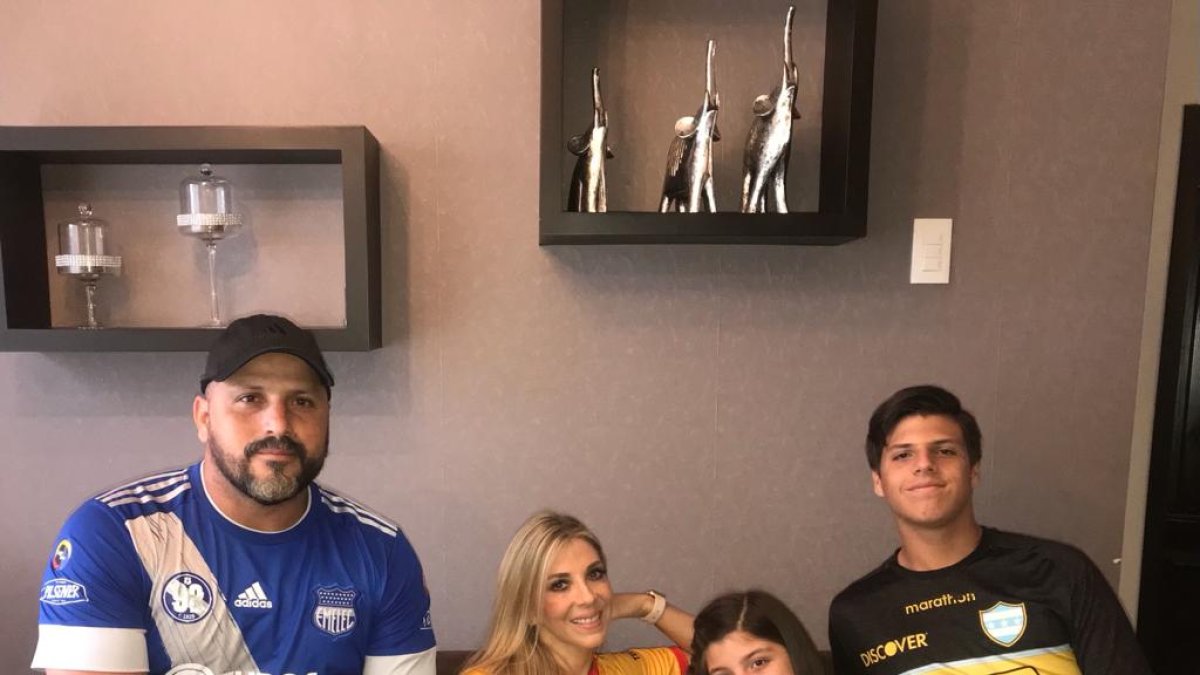 Carlos Hidalgo es el único azul en su casa, que está llena de amarillos.