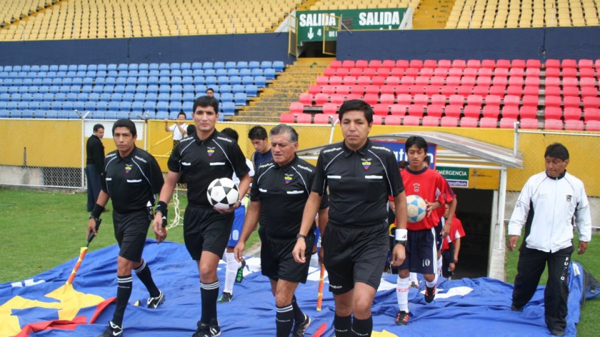 Diego Lara (segundo de izquierda a derecha) recibió un paquete en su casa con dos proyectiles.