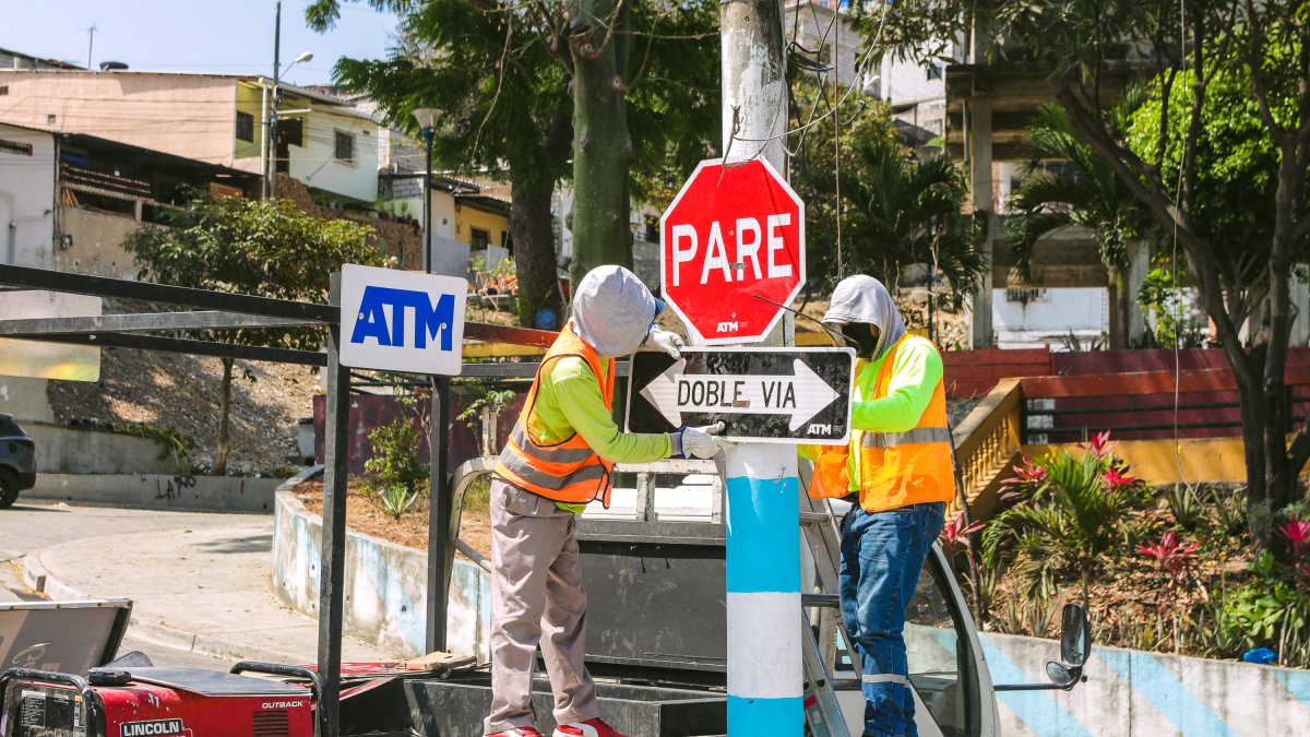 Señales. Agentes de la ATM colocaron la señalética en el sector.