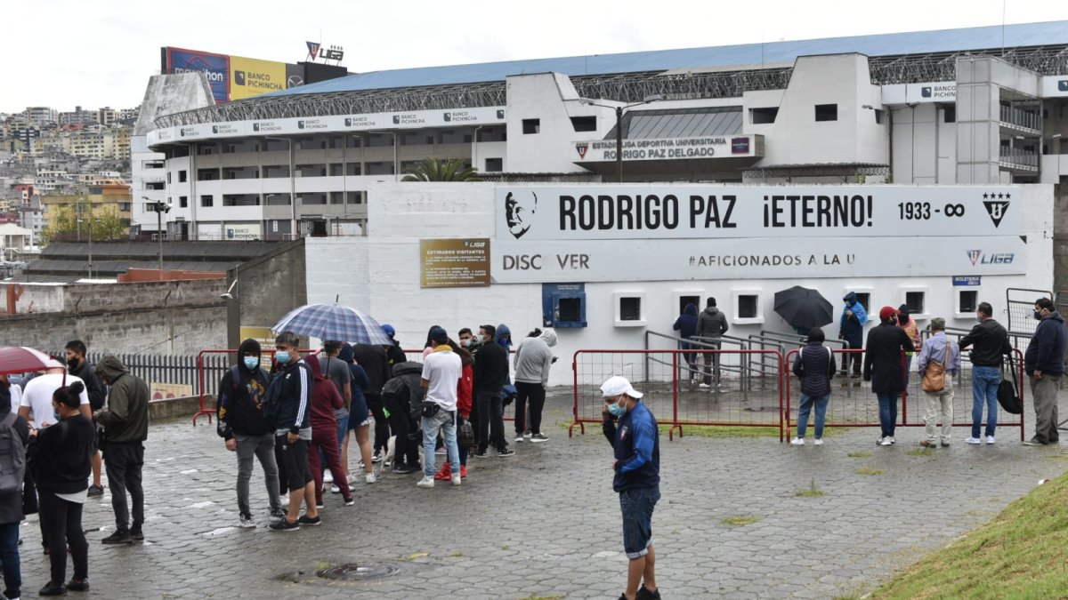 Los hinchas de Liga de Quito fueron ayer en la tarde a las boleterías del estadio para recibir la asesoría para comprar los boletos para el partido ante Independiente.