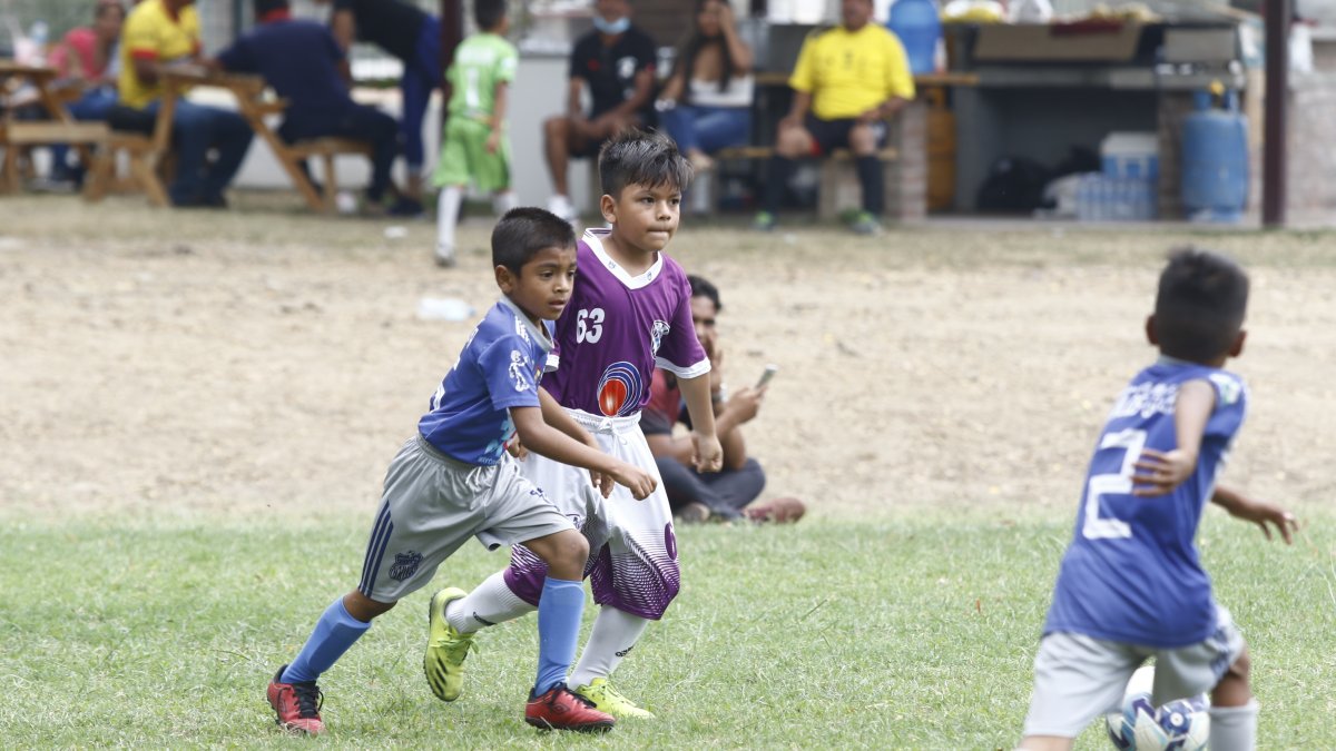 El pequeño, de 7 años, juega de delantero o tapa, con unos pupos réplicas ‘Unbro’, que son su cábala.